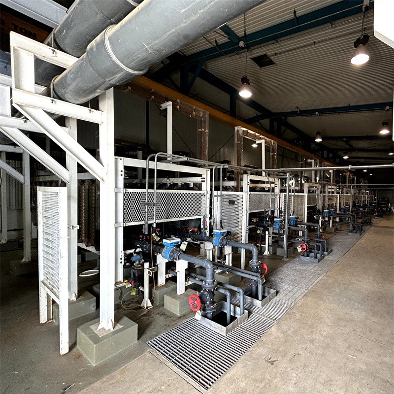 Care sunt componentele principale ale unui electrolizor cu saramură?